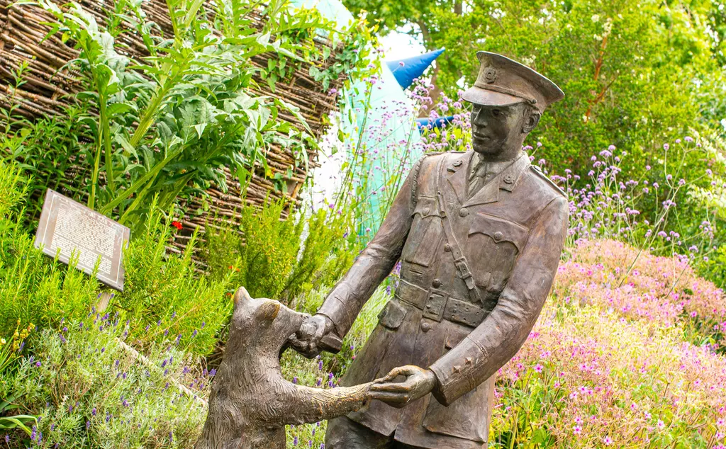 Statue of Winnie the bear being fed by Lieutenant Harry Colebourn at London Zoo