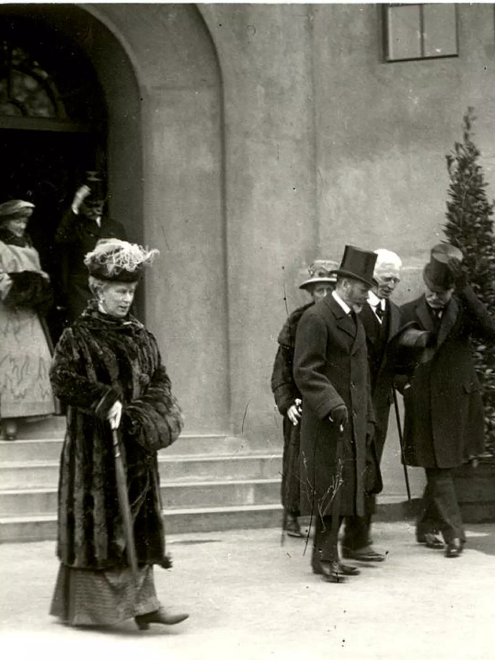 King George V and Queen Mary opening the aquarium in 1924 at London Zoo.