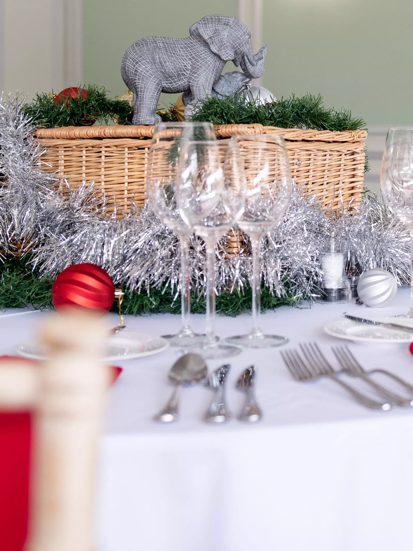 Christmas party table setting including a hamper