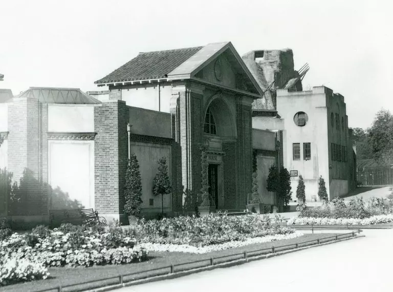 The Reptile House at London Zoo in 1928 with formal flower beds along the paths to the entrance. 